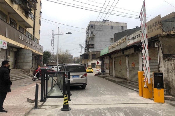 徐州銅沛街一號樓選擇徐州圣杰科技有限公司車牌識別系統加廣告小門產品