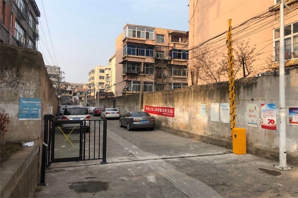 徐州化校小區選擇徐州圣杰科技有限公司道閘廣告門產品
