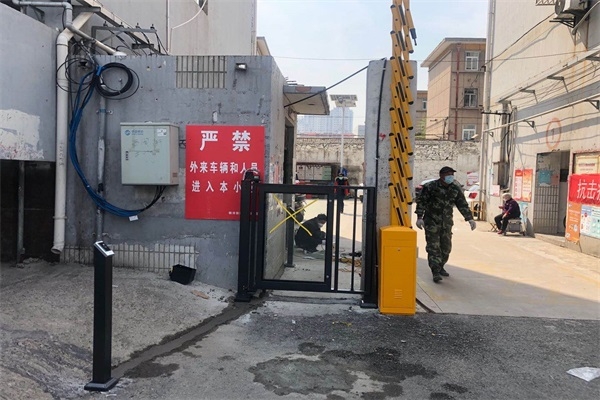 徐州化校小區選擇徐州圣杰科技有限公司道閘廣告門產品