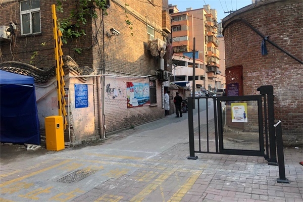 徐州西閣街綜合樓北門選擇徐州圣杰科技有限公司道閘廣告門產品
