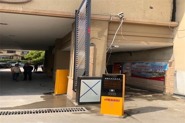 徐州萬裕風情園選擇徐州圣杰科技有限公司道閘廣告門+ 車牌識別系統+人臉識別系統產品