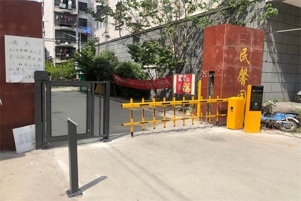 徐州民馨園東區選擇徐州圣杰科技有限公司車牌識別系統+廣告門產品
