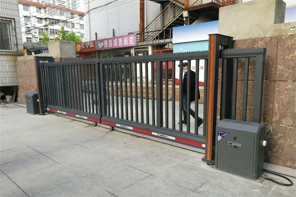 徐州淮海農商銀行總行選擇徐州圣杰科技有限公司對開直線門產品
